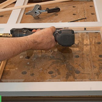 Bygga väggväxthus: Lägg i glaset och fäst glaslister (X) med stift Bygga väggväxthus: Lägg i glaset och fäst glaslister (X) med stift